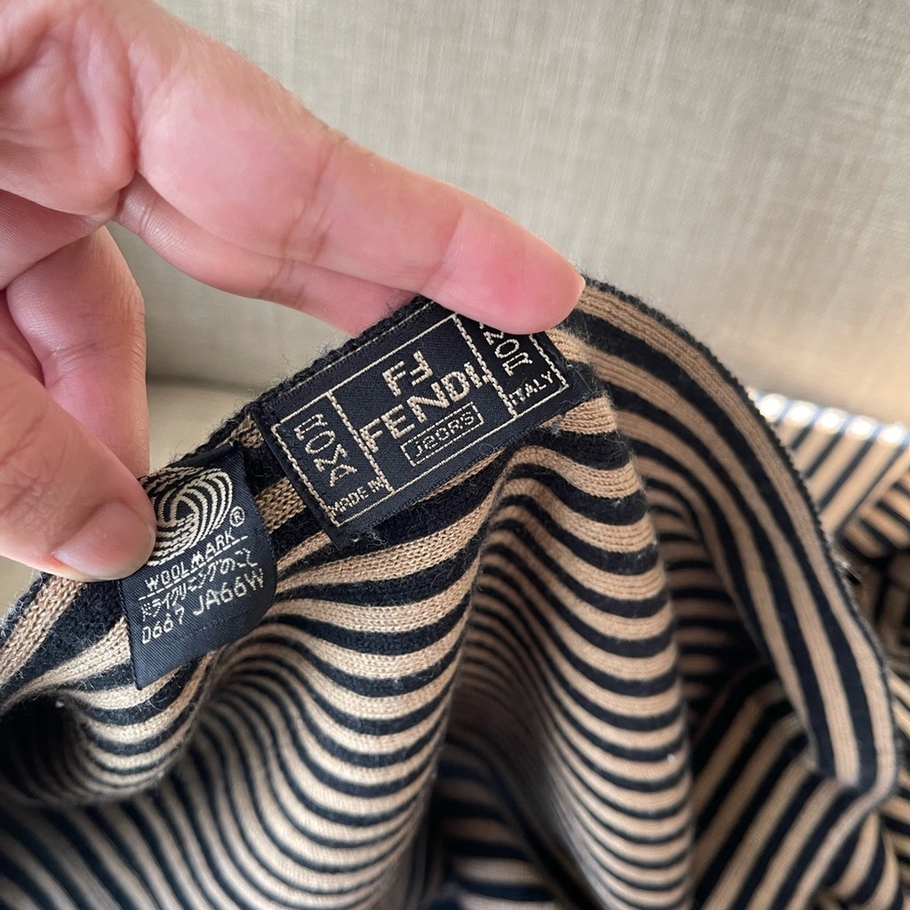 Authentic Fendi vintage wool scarf (KLV18) - Picture 6 of 8